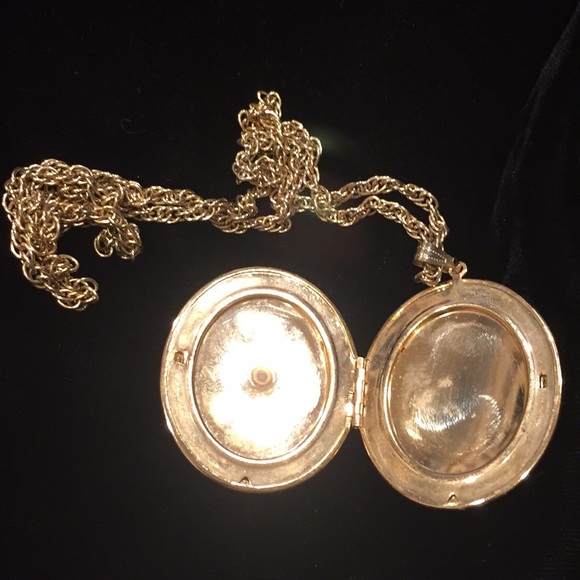 Vintage necklace LOCKET opens Gold Tone lady photo - Picture 2 of 8